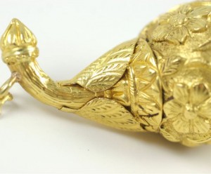 A close up of the gold leaf on the end of a bird