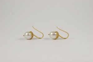 A pair of gold and pearl earrings.