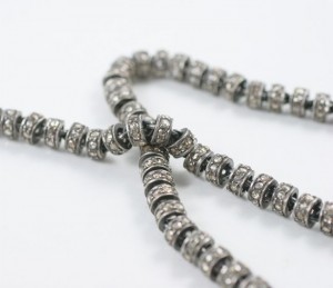 A close up of the end of a necklace