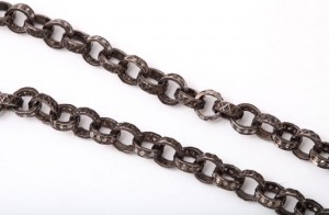 A close up of the chain link on a necklace