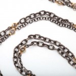 A close up of the chain on a long necklace