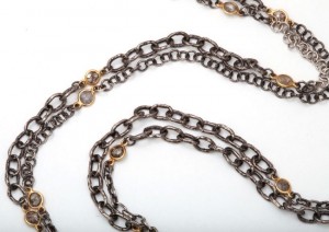 A close up of the chain on a long necklace