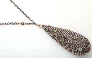 A close up of the chain on a necklace