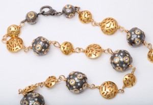 A close up of the chain of a necklace