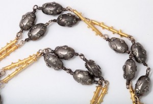 A close up of the chain of a necklace