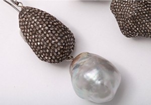 A close up of a necklace with pearls and diamonds