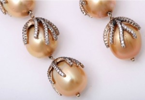 A close up of a necklace with pearls