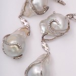 A close up of a necklace with pearls