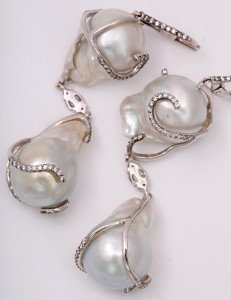 A close up of a necklace with pearls