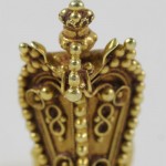 A close up of the top of a gold object