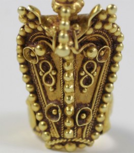 A close up of the top of a gold object