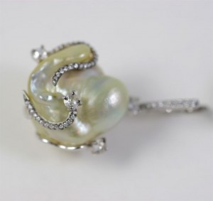 A close up of the pearl on a chain