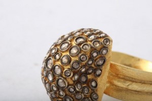 A close up of the top part of a gold ring