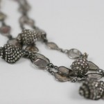 A close up of the chain of a necklace