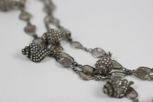A close up of the chain of a necklace