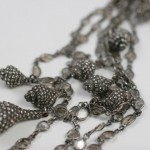 A close up of the chain of a necklace