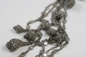 A close up of the chain of a necklace