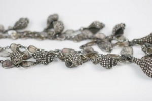 A close up of the chain of a necklace