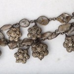 A close up of the chain of a necklace