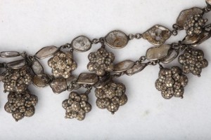 A close up of the chain of a necklace