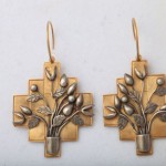 A pair of earrings with flowers in the middle.