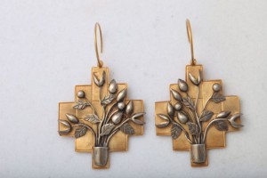A pair of earrings with flowers in the middle.