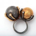 A ring with two balls and one ball is shown.