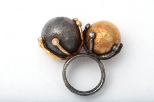 A ring with two balls and one ball is shown.