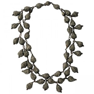 A long necklace with leaves in the middle of it.