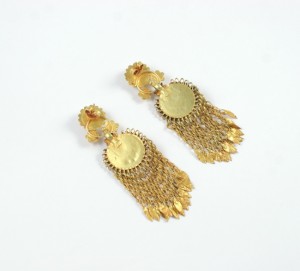 A pair of gold earrings with chains hanging from them.