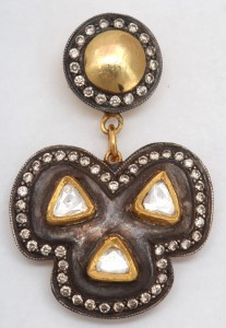 A close up of a earring with some gold and diamond