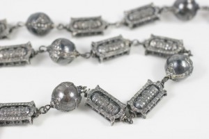 A close up of the chain of a necklace