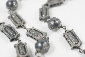 A close up of the chain of a necklace